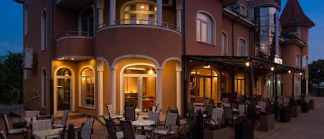 Een hotel met terras en overdekte patio.