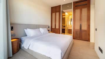 In-room safe, WiFi (free), bed sheets