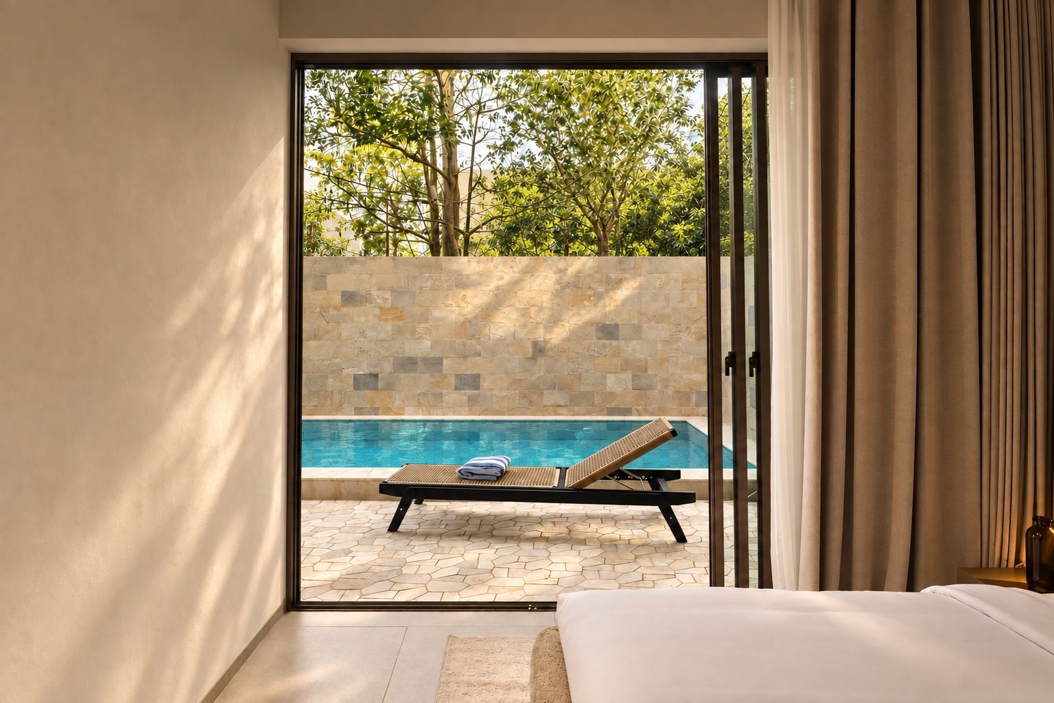 Un dormitorio con vista a una piscina, una cama y una ventana con cortinas.