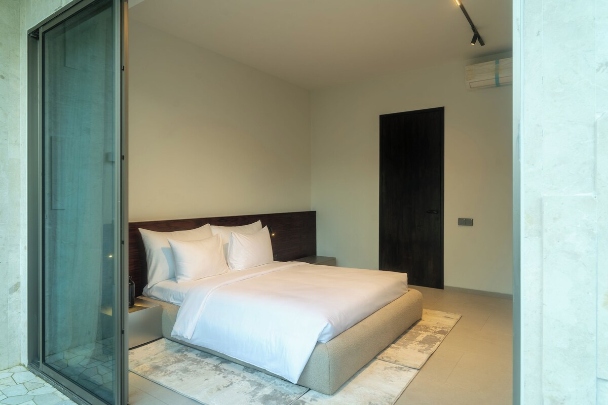 In-room safe, WiFi (free), bed sheets