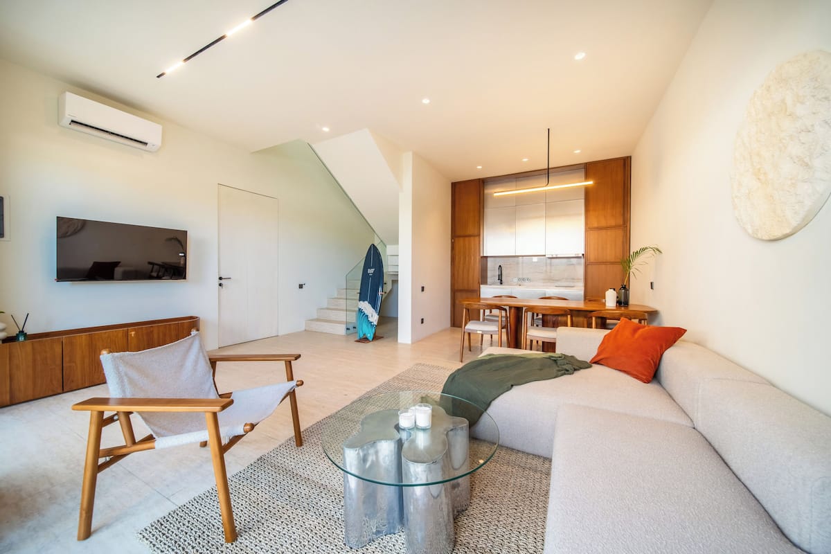 Bawa Suite with Private Pool | Zona de estar | Una Smart TV