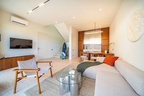 Bawa Suite with Private Pool | Zona de estar | Una Smart TV
