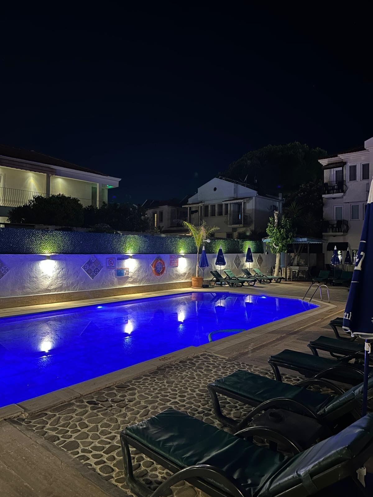 Una piscina al aire libre de temporada