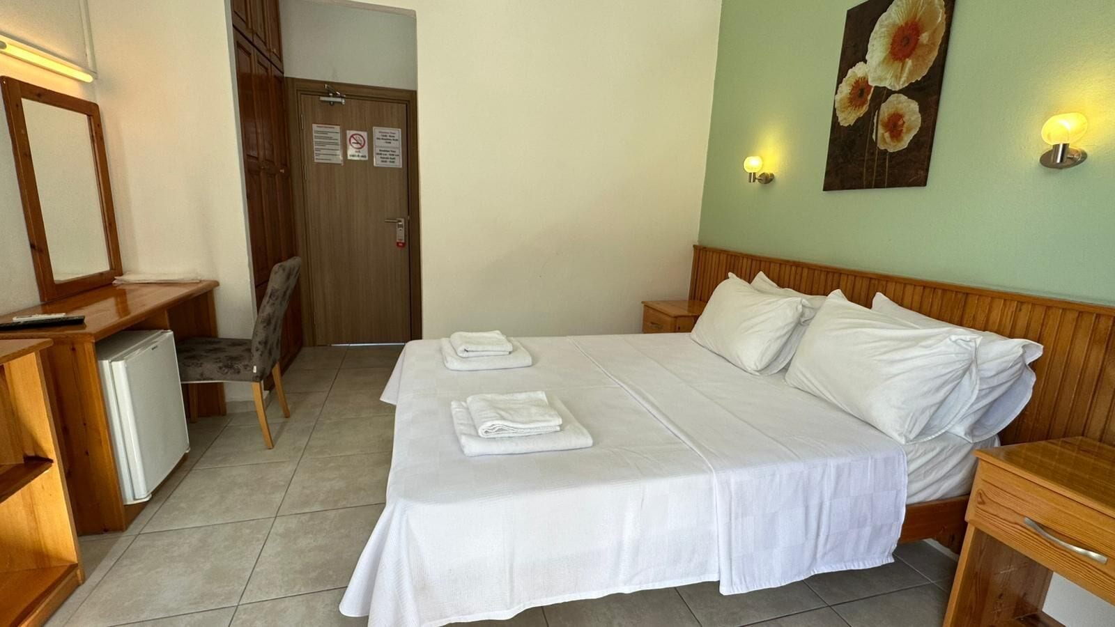 Quarto casal ou duplo clássico, sacada, vista para a piscina | Cofres nos quartos, Wi-Fi de cortesia