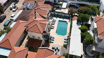 Quarto casal ou duplo clássico, sacada, vista para a piscina | Área de estar
