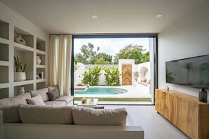 55-inch TV with cable channels - Villa Enola Uluwatu (Uluwatu)