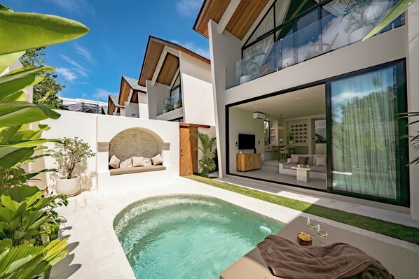 A modern house with a swimming pool, a balcony, and a well-maintained garden. - Villa Enola Uluwatu (Uluwatu)