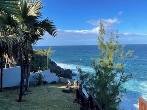 Property grounds - Villa F3/4 with swimming pool, exceptional seafront location (SAINT PIERRE)