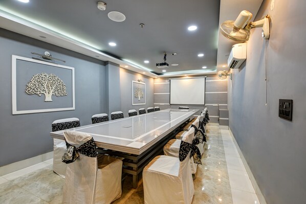 32-inch LED TV with cable channels - Blu Sapphire Inn Airport Aerocity Hotel (New Delhi)