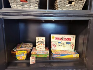 Ein Lagerraum mit verschiedenen Gesellschaftsspielen, darunter Monopoly, Candy Land und weitere.