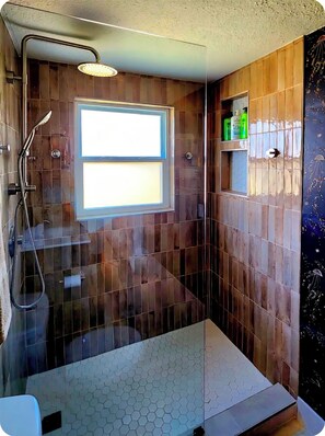 Dusche, Haartrockner, Handtücher, Seife
