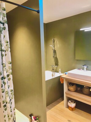Shower, hair dryer, towels, toilet paper - Le Croisic : House with sea view for 8 people, 1 minute from the beach (Le Croisic)