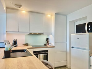 Microwave, oven, stovetop, dishwasher - Le Croisic : House with sea view for 8 people, 1 minute from the beach (Le Croisic)