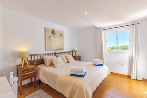 Room - Villa Alta Vista is a spacious and quietly located family house (AN)