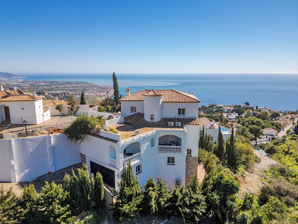 Exterior - Villa Alta Vista is a spacious and quietly located family house (AN)