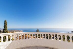 Property grounds - Villa Alta Vista is a spacious and quietly located family house (AN)