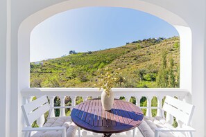 Outdoor dining - Villa Alta Vista is a spacious and quietly located family house (AN)