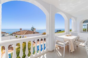 Outdoor dining - Villa Alta Vista is a spacious and quietly located family house (AN)