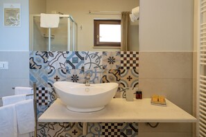 Hair dryer, towels, soap, toilet paper - Mediterranean. Deluxe Apartment with Pool | Ideal for Families (Giarratana)