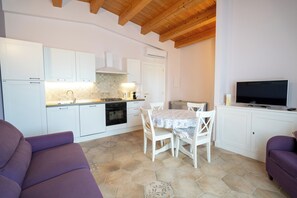 Living area - Mediterranean. Deluxe Apartment with Pool | Ideal for Families (Giarratana)