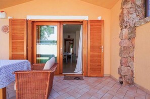 Outdoor dining - Apartment with Private Garden and Patio - Relaxation and Comfort Two Steps from the Sea (Murta Maria)