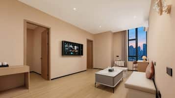 Family Suite | Desk, blackout curtains, free WiFi, bed sheets