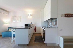 Private kitchen - When all is silent, the sea speaks: beachfront with garden and patio (Salina Bamba)