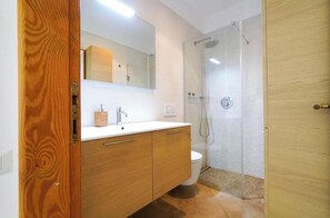 Shower, hair dryer, towels, soap - When all is silent, the sea speaks: beachfront with garden and patio (Salina Bamba)