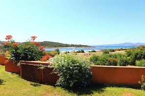 A garden with plants and a view of the sea. - When all is silent, the sea speaks: beachfront with garden and patio (Salina Bamba)
