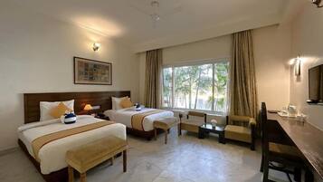 In-room safe, soundproofing, iron/ironing board, free WiFi