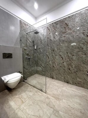Habitación superior con 1 cama doble o 2 individuales, vistas al jardín | Baño | Ducha, secador de pelo, zapatillas y toallas