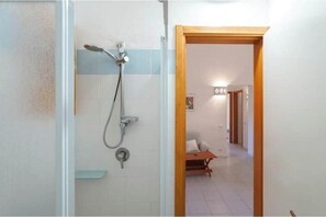 Shower, hair dryer, bidet, towels - Cozy apartment with 2 bedrooms, 2 bathrooms and terrace (Salina Bamba)