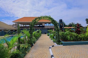 2 outdoor pools