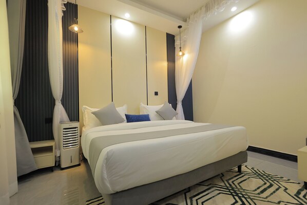 Deluxe Apartment, Garden View | Blackout drapes, soundproofing, iron/ironing board, free WiFi