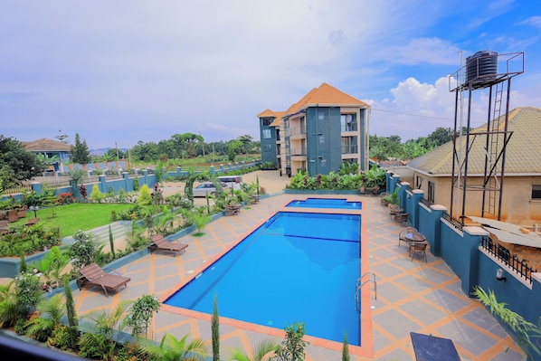 2 outdoor pools
