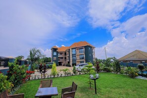 Outdoor dining - Port Harbor Hotel (Seeta)