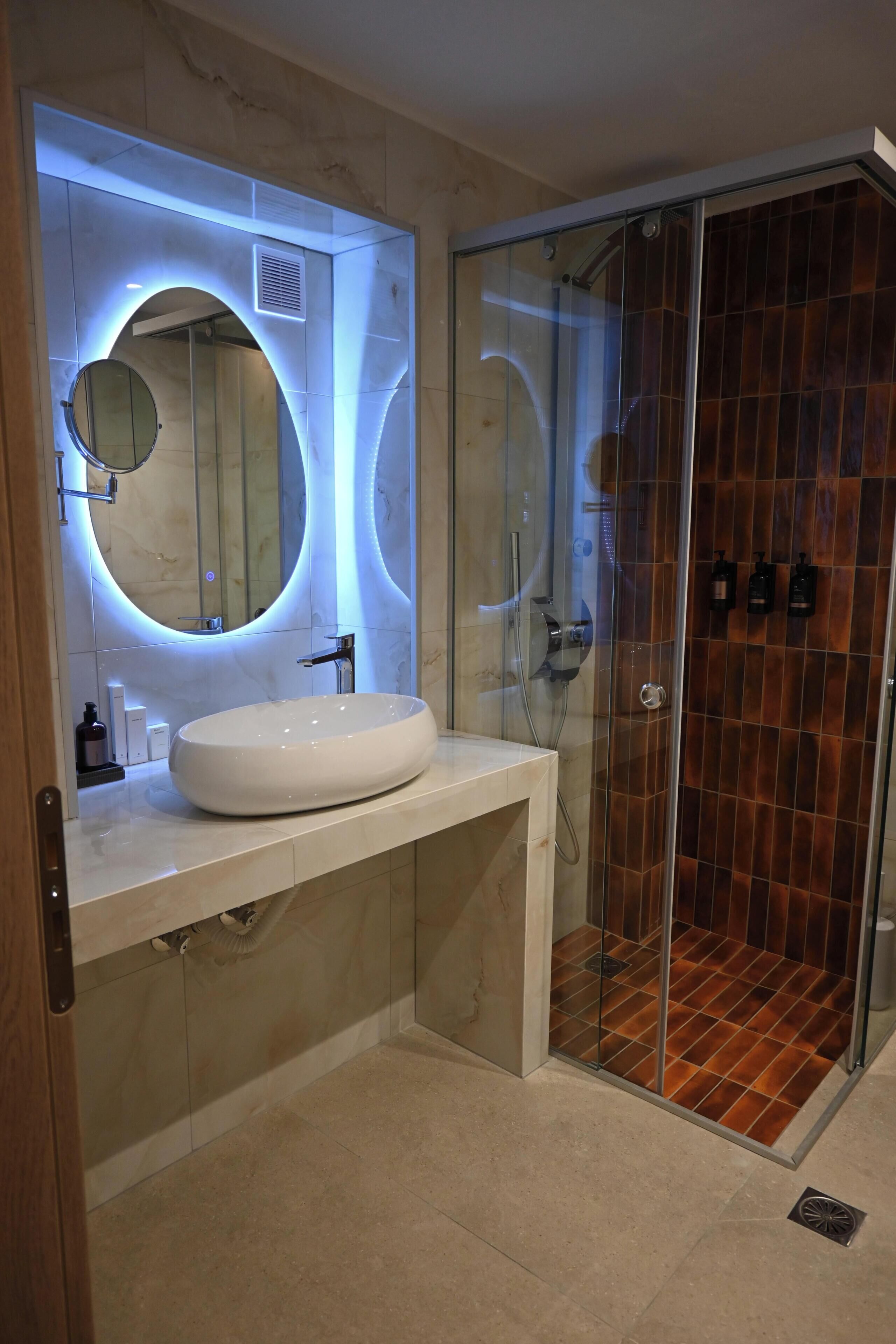 Superior tweepersoonskamer | Badkamer | Gratis toiletartikelen, een haardroger, handdoeken, zeep