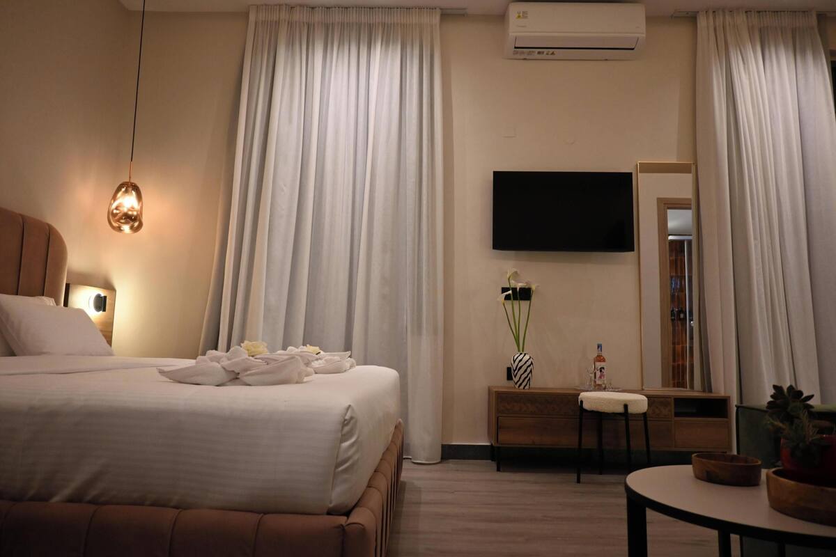 Triple Room | Peti besi dalam bilik, langsir/tirai gelap terus 