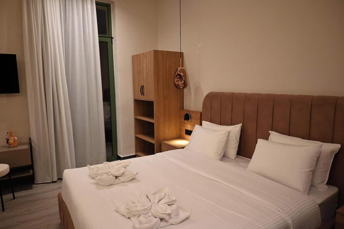 Quadruple Room, Balcony | Peti besi dalam bilik, langsir/tirai gelap terus 