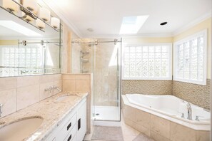 Bathroom - Room-cozy & Huge Primary Suite Near UBC (Vancouver)