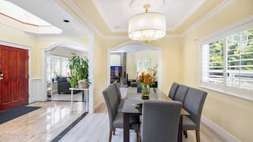 Shared Dormitory, 1 Bedroom, Patio, Garden View | Dining room