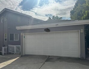 Exterior - Room-cozy & Huge Primary Suite Near UBC (Vancouver)