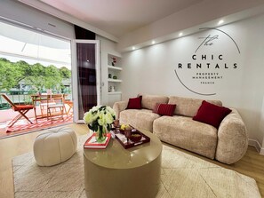 TV - Barbara Apartment by the beach 2Bed 2Baths (Cannes)