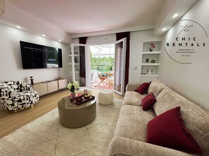 TV - Barbara Apartment by the beach 2Bed 2Baths (Cannes)