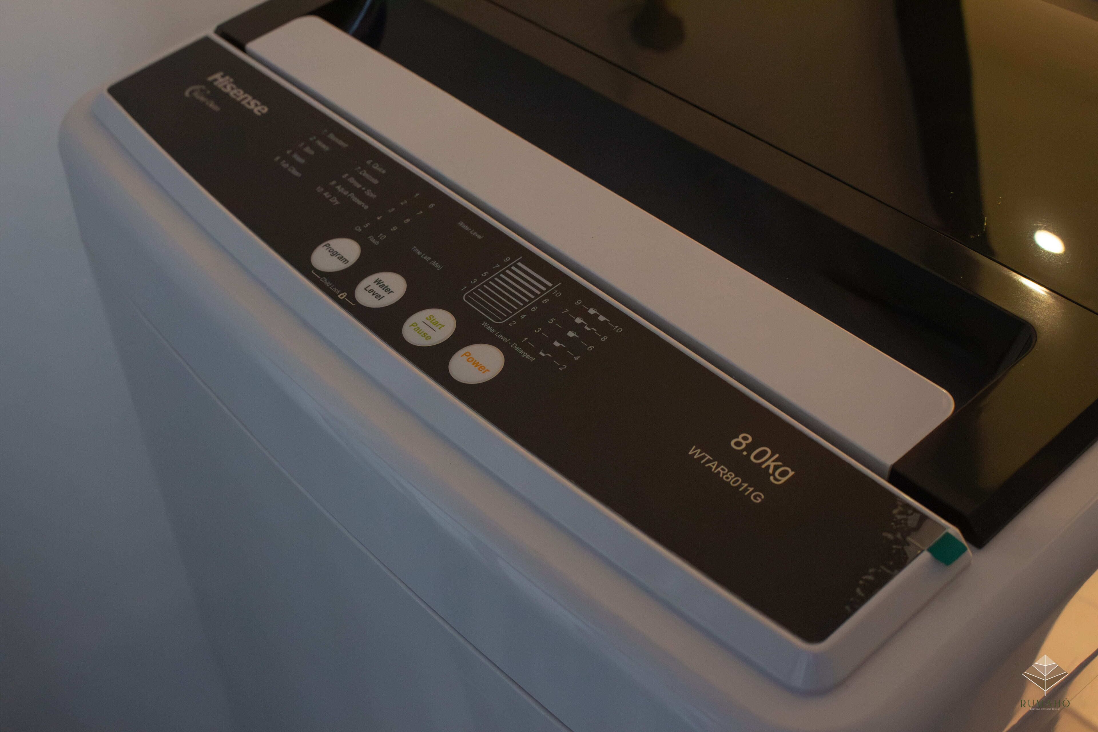 A control panel with buttons and a display indicating a weight of 8.0kg.