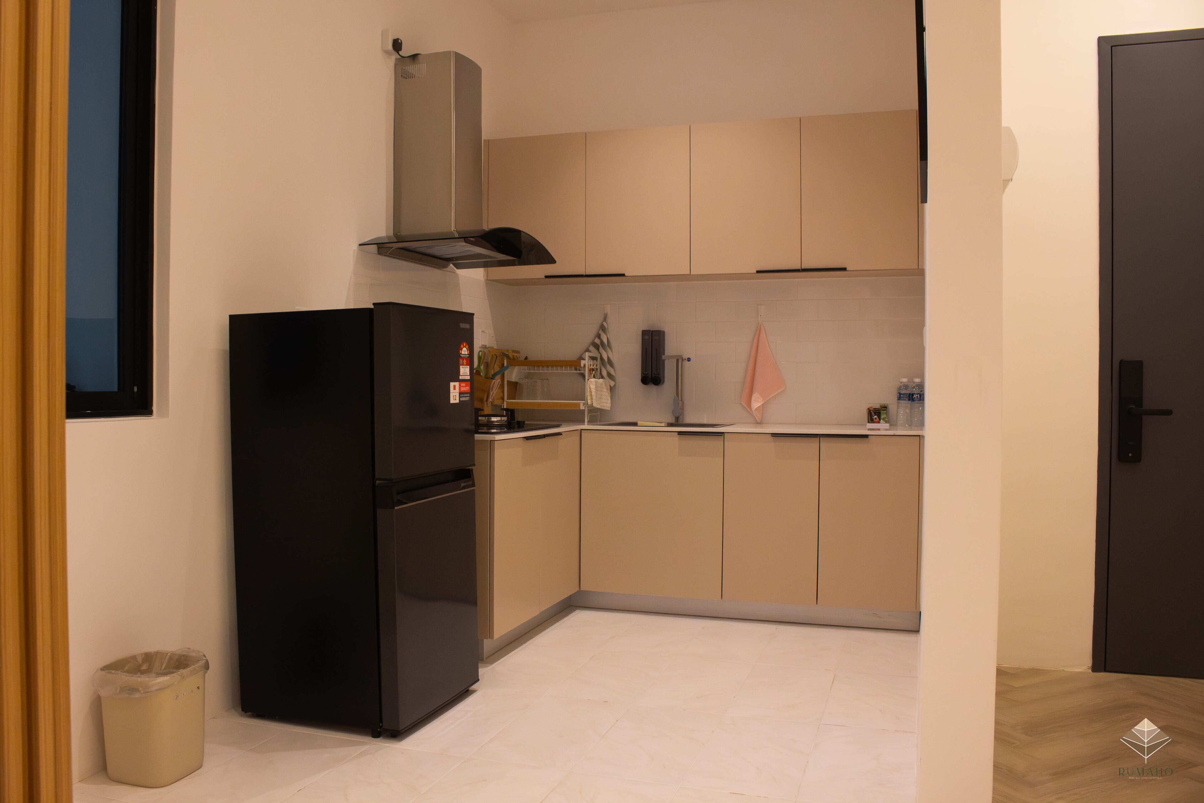 Fridge, stovetop, dishwasher, cookware/dishes/utensils