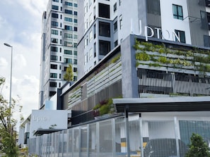 Een modern gebouw met de naam 'UPTON' in grote letters.