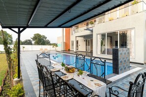 Outdoor dining - Villa Festiva by ORU Villas (Udiapur)