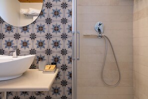 Shower, hair dryer, bidet, towels - Baroque - Cozy Apartment for 4 Guests | Ideal for Couples and Families (Giarratana)