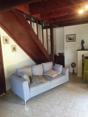 Living area - Vrbo Property (PERI)